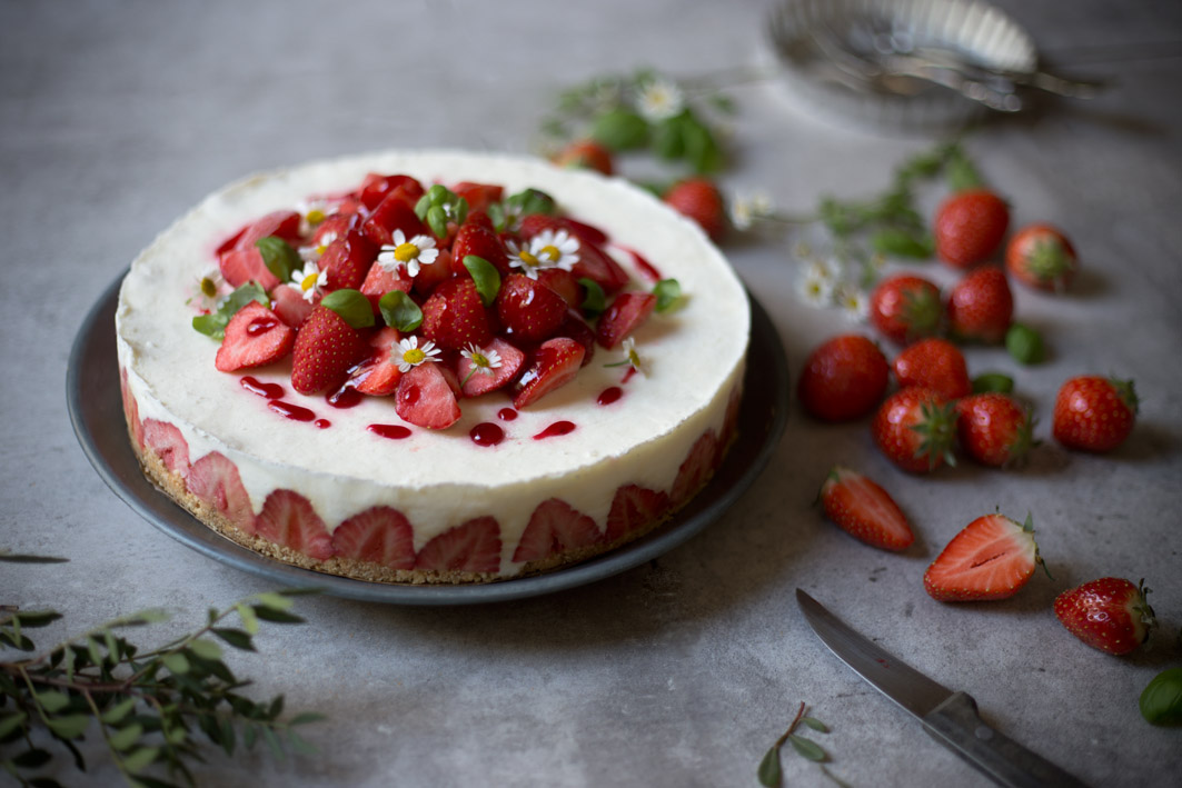 Frozen-Yogurt-Erdbeer-Torte mit Erdbeeren als Deko.