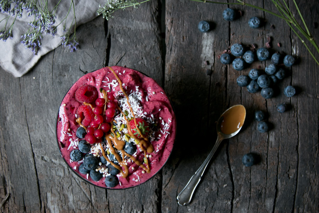 smoothie bowl berries