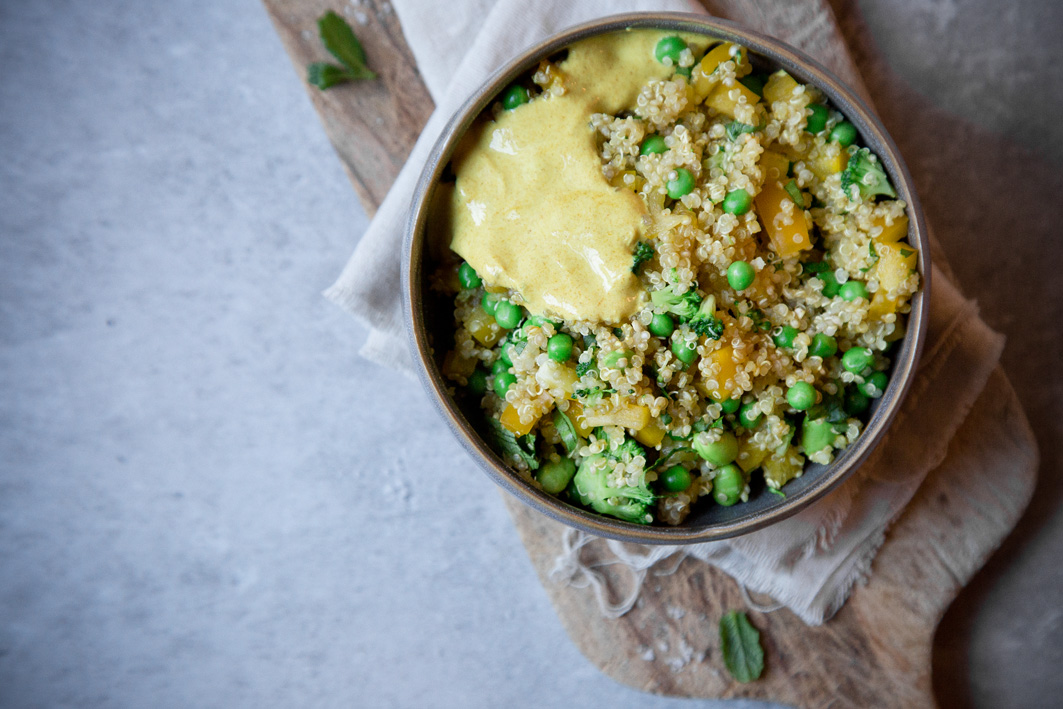 Gesunder Quinoa-Curry-Salat