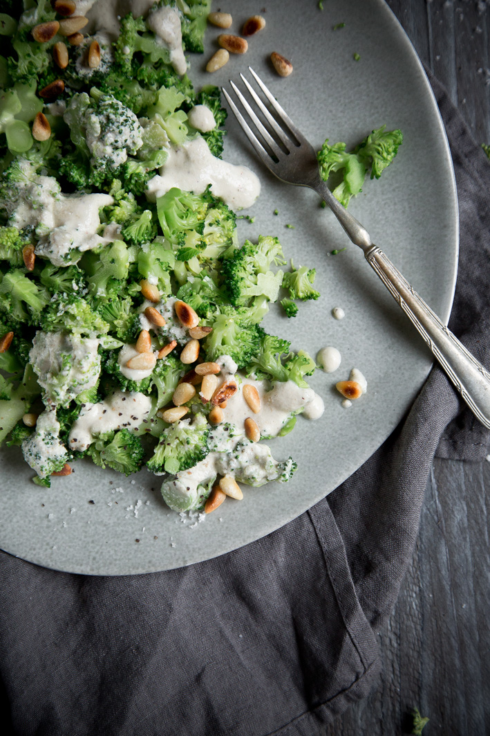 Broccoli Salat mit veganem Caesar's Dressing