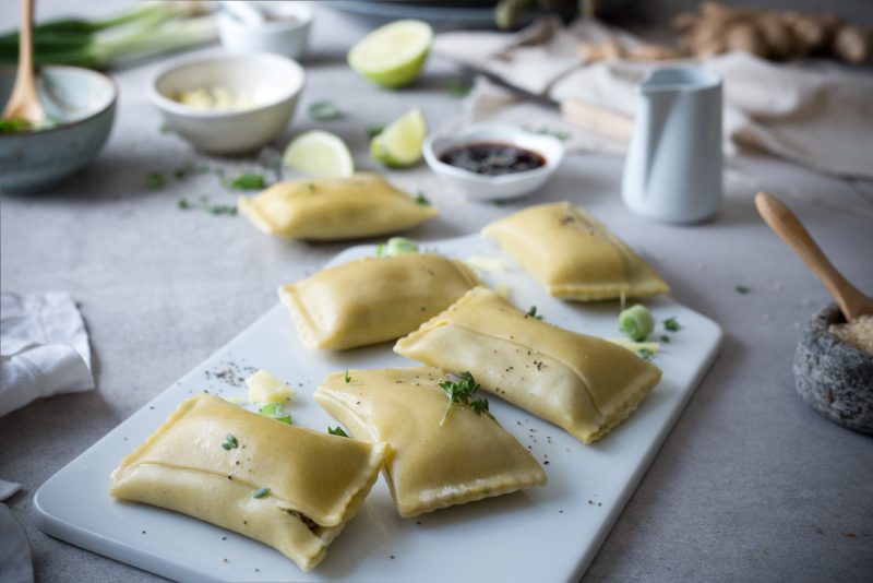 Gebratene Maultaschen mit Spargel und Sesam | Foodlovin' Gebratene Maultaschen mit Spargel und Sesam | Foodlovin'