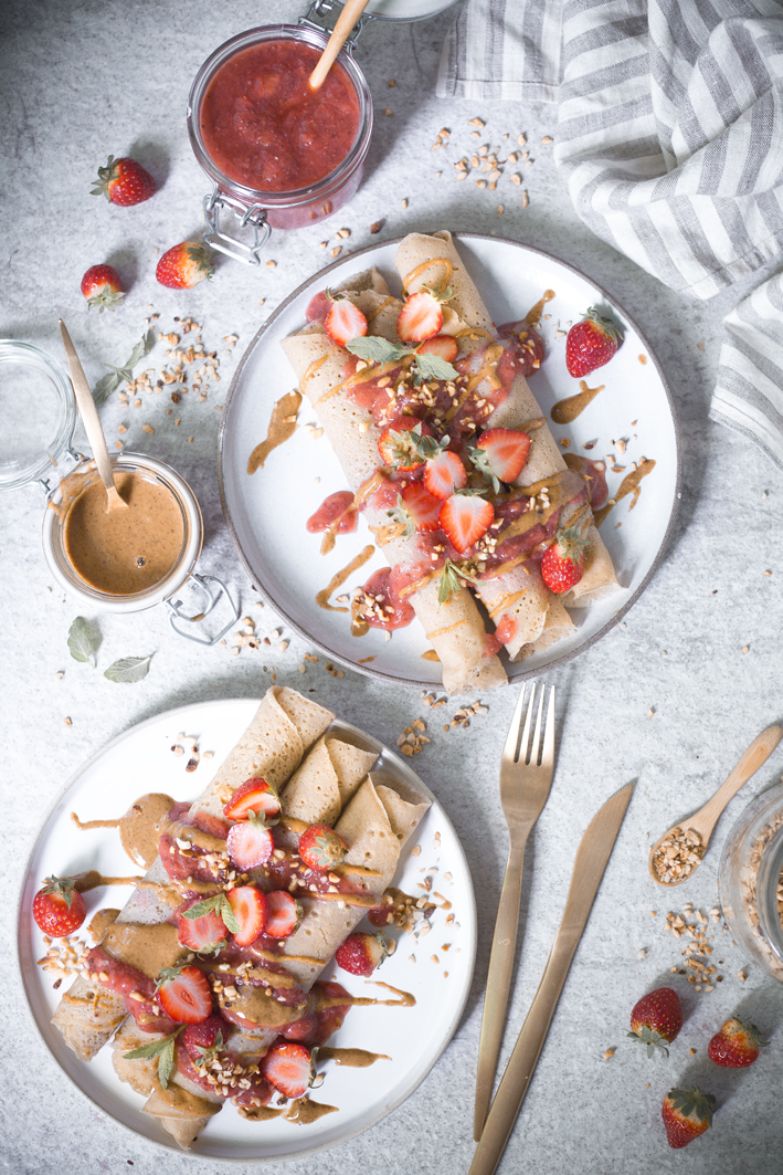 Gesunde Buchweizenpfannkuchen mit Erdbeer-Rhabarber-Kompott