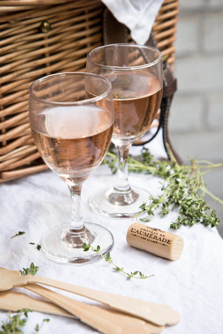 Gläser mit Rosé Wein