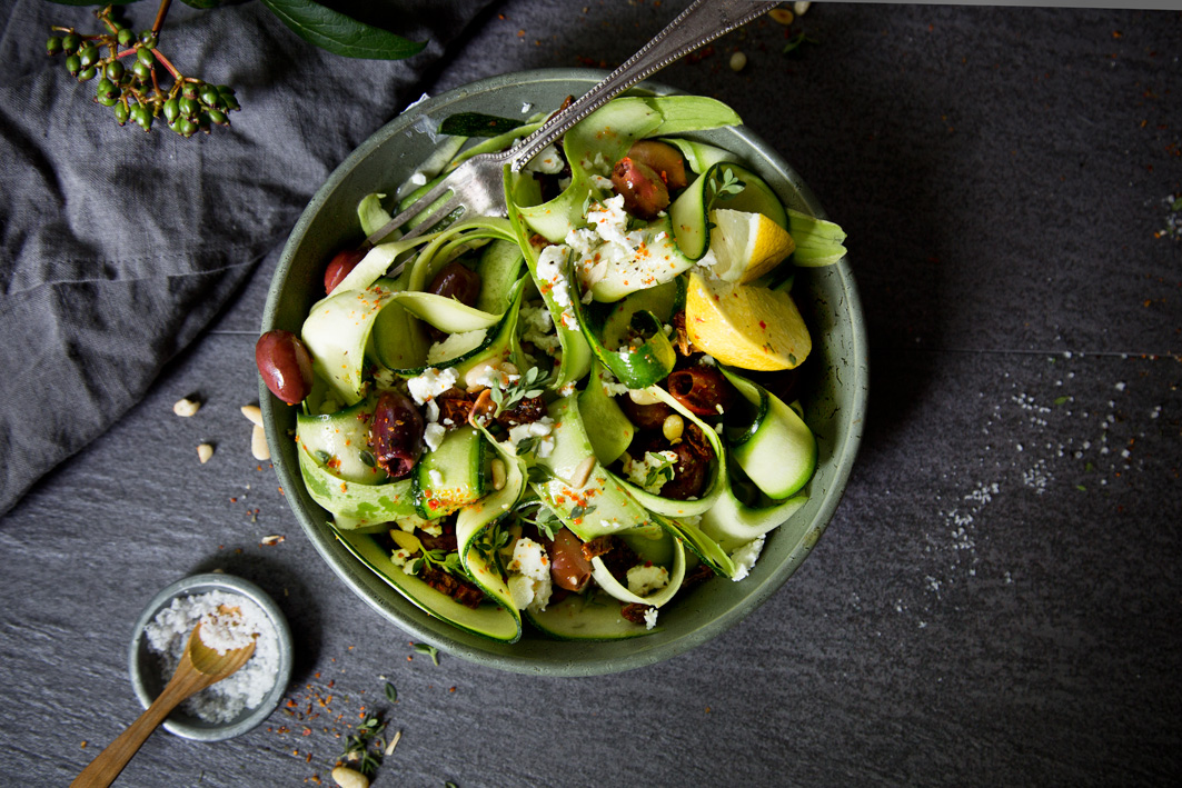 Roher Zucchinisalat mit Feta, Oliven und Pinienkernen
