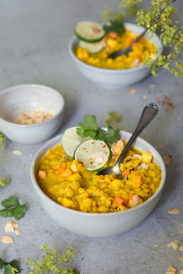 Gelbe Linsensuppe mit Mango und Curry