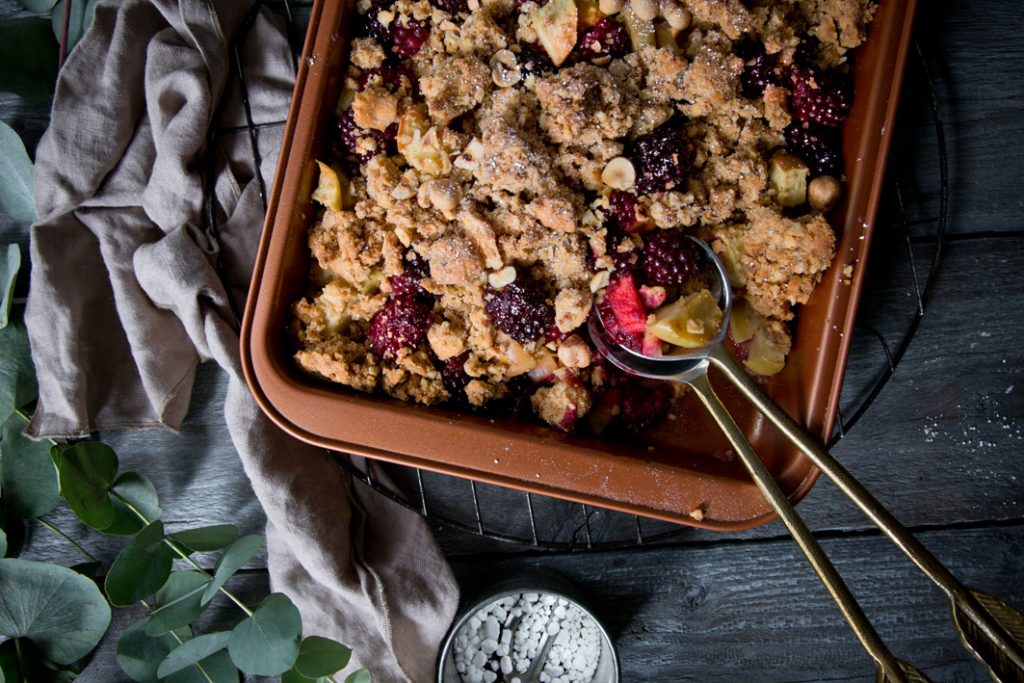 Apfel-Brombeer-Crumble mit Knäckebrot. | Foodlovin&amp;#39;