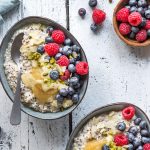 Quinoa-Frühstücksbowl mit Beeren und Joghurt