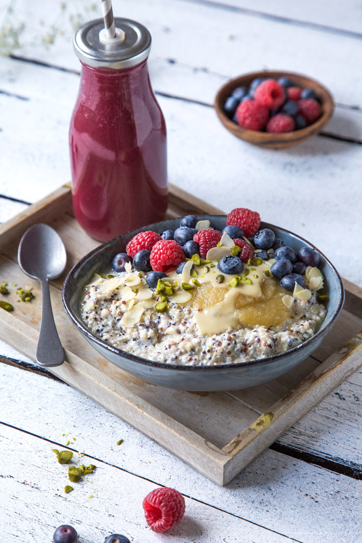 Frühstück mit Quinoa und Obst