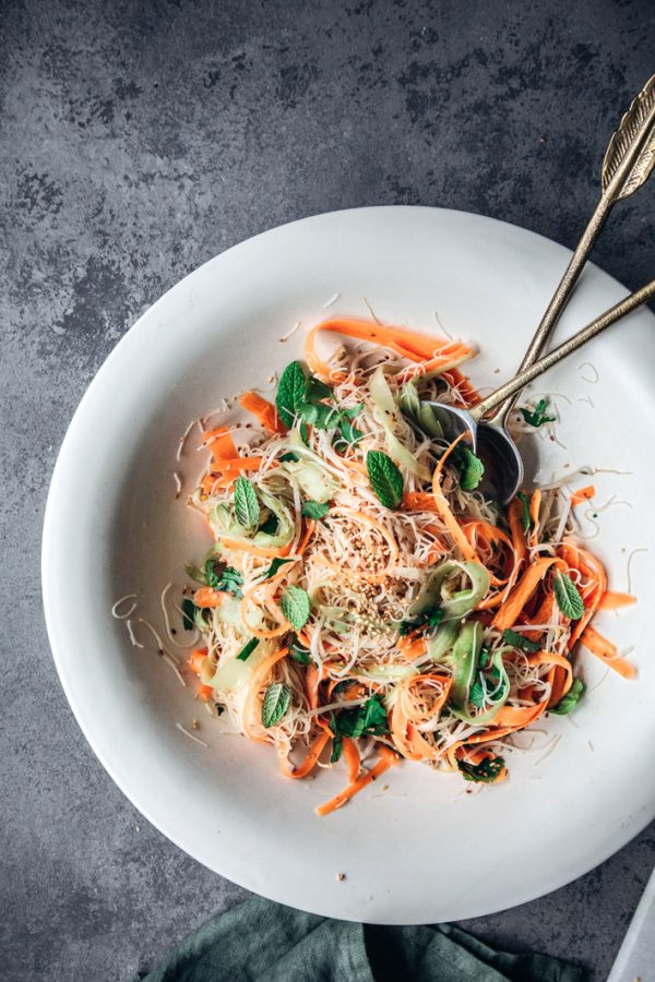 Sriracha Lachs mit Glasnudelsalat | Foodlovin'