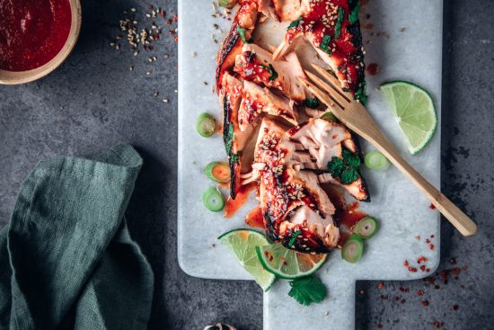 Sriracha Lachs mit Glasnudelsalat | Foodlovin'