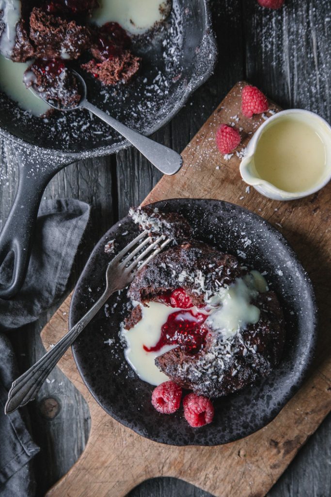 Schokoladen-Germknödel mit Himbeerfüllung. | Foodlovin' Schokoladen-Germknödel mit Himbeerfüllung. | Foodlovin'