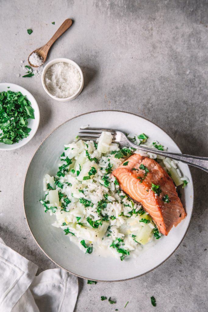 Cremige Kohlrabi-Reispfanne mit Grünkohl und kross gebratenem Lachs ... Cremige Kohlrabi-Reispfanne mit Grünkohl und kross gebratenem Lachs ...