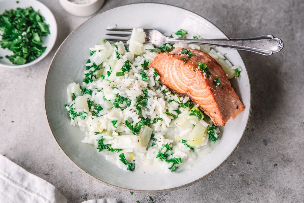 Cremige Kohlrabi-Reispfanne mit Grünkohl und kross gebratenem Lachs ... Cremige Kohlrabi-Reispfanne mit Grünkohl und kross gebratenem Lachs ...