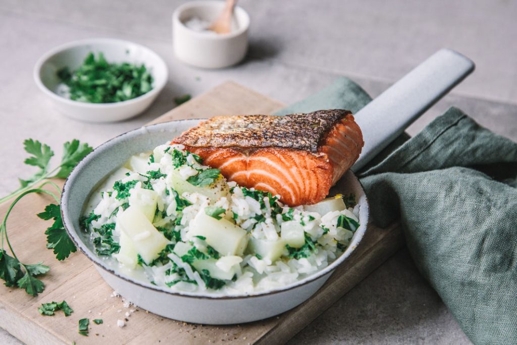 Cremige Kohlrabi-Reispfanne mit Grünkohl und kross gebratenem Lachs ... Cremige Kohlrabi-Reispfanne mit Grünkohl und kross gebratenem Lachs ...