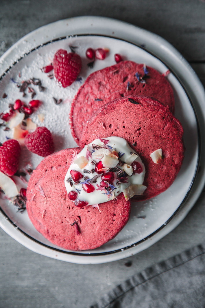 Red Velvet Pancakes aus natürlichen Zutaten mit Roter Bete