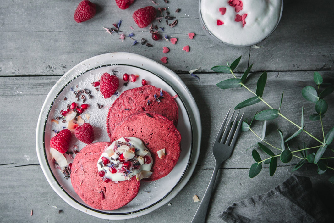 Red Velvet Pancakes mit Himbeeren und Joghurt