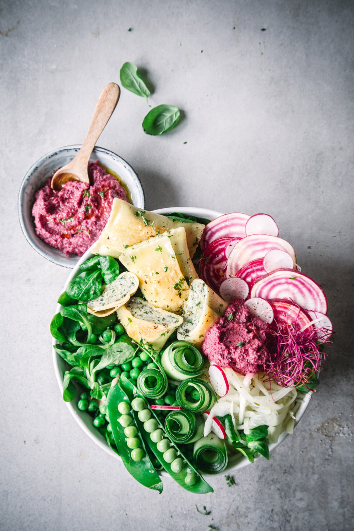 Frühlingshafte Salat-Bowl mit Maultaschen und Rote Bete Hummus