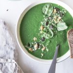 Cremige Spinatsuppe mit Avocado