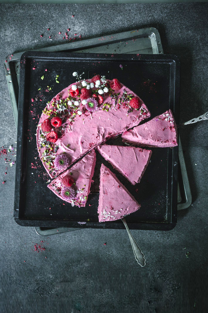 Angeschnittener rosafarbener No Bake Cheesecake auf Backblech