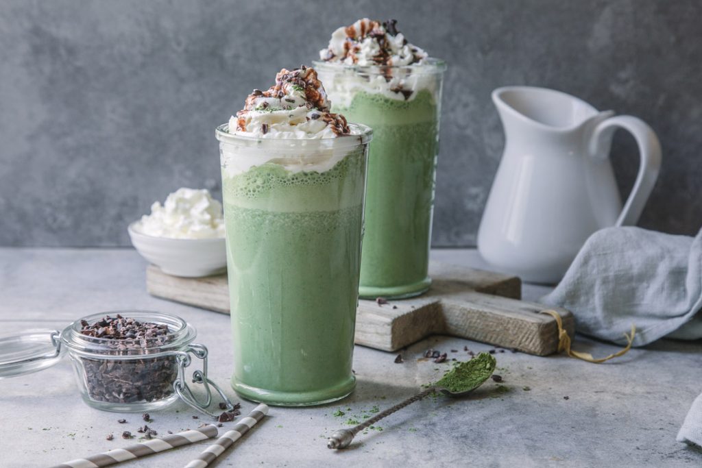 Matcha-Milchshake mit Kokossahne und Schokosauce | Foodlovin&amp;#39;
