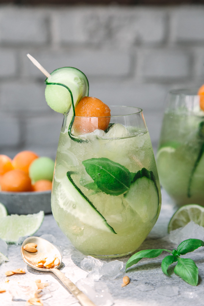 Sommerlicher Wein-Cocktail mit Melone und Gurke
