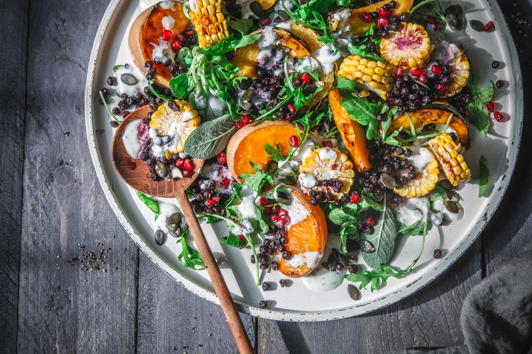Warmer Salat mit Kürbis und Blaubeeren