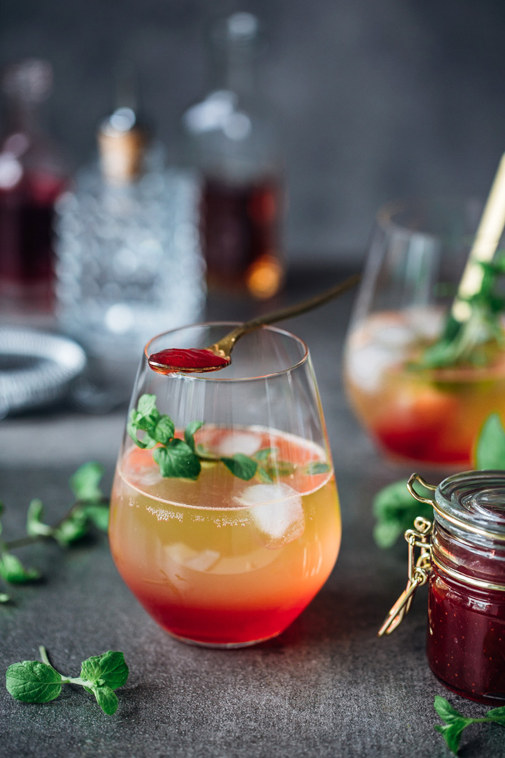 Cocktail ohne Alkohol mit Traubensaft und Erdbeermarmelade