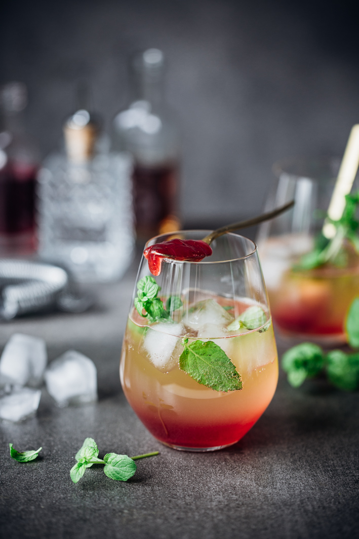 Alkoholfreier Cocktail mit Traubensaft, Mango und Erdbeermarmelade
