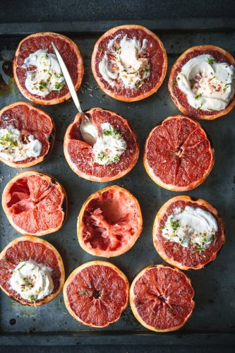 Gegrillte Grapefruit mit Kokosjoghurt | Foodlovin' Gegrillte Grapefruit mit Kokosjoghurt | Foodlovin'