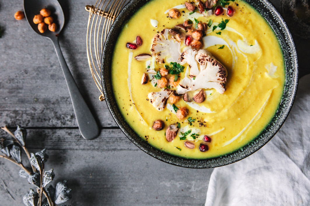 Vegane Blumenkohl-Kokos-Suppe mit Kurkuma | Foodlovin'