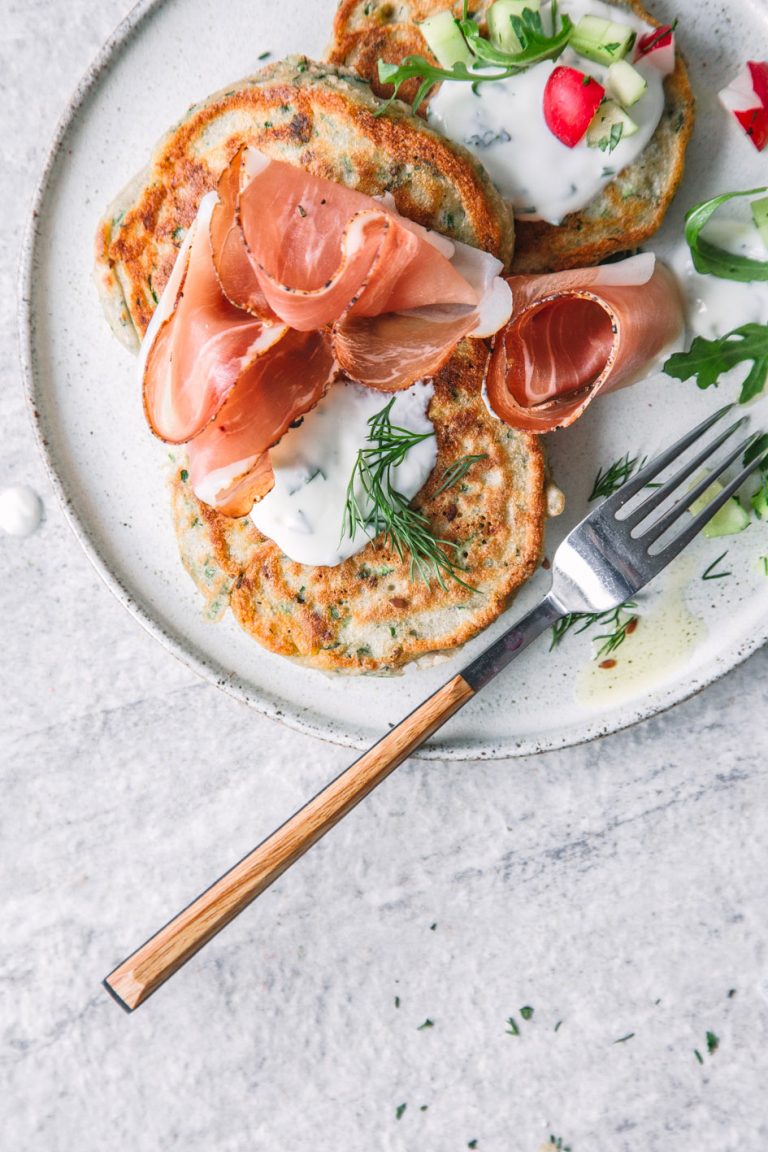 Zucchini-Kräuter-Pancakes mit Südtiroler Speck g.g.A. | Foodlovin' Zucchini-Kräuter-Pancakes mit Südtiroler Speck g.g.A. | Foodlovin'