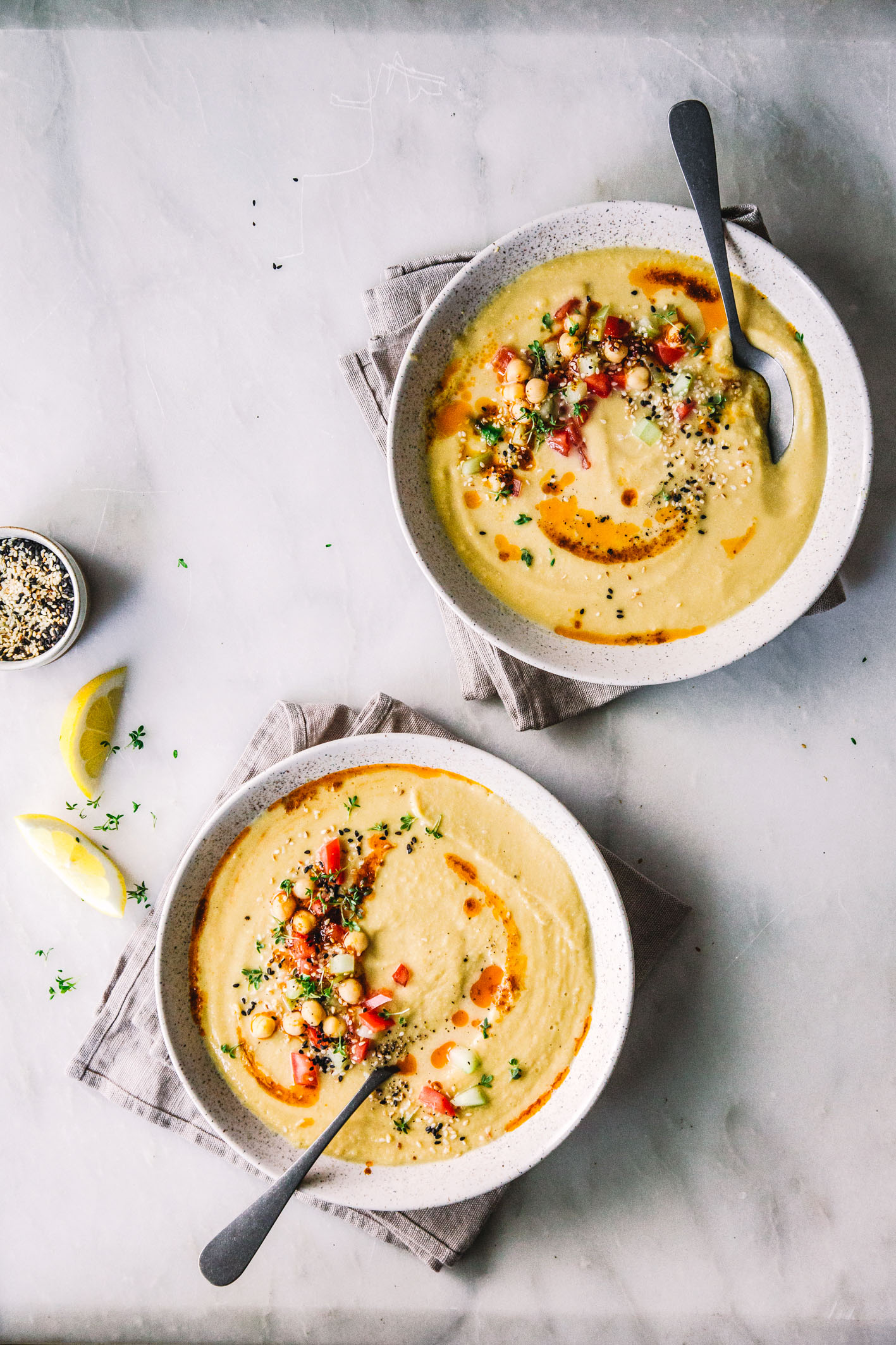Hummus-Suppe mit Kichererbsen und Harissa