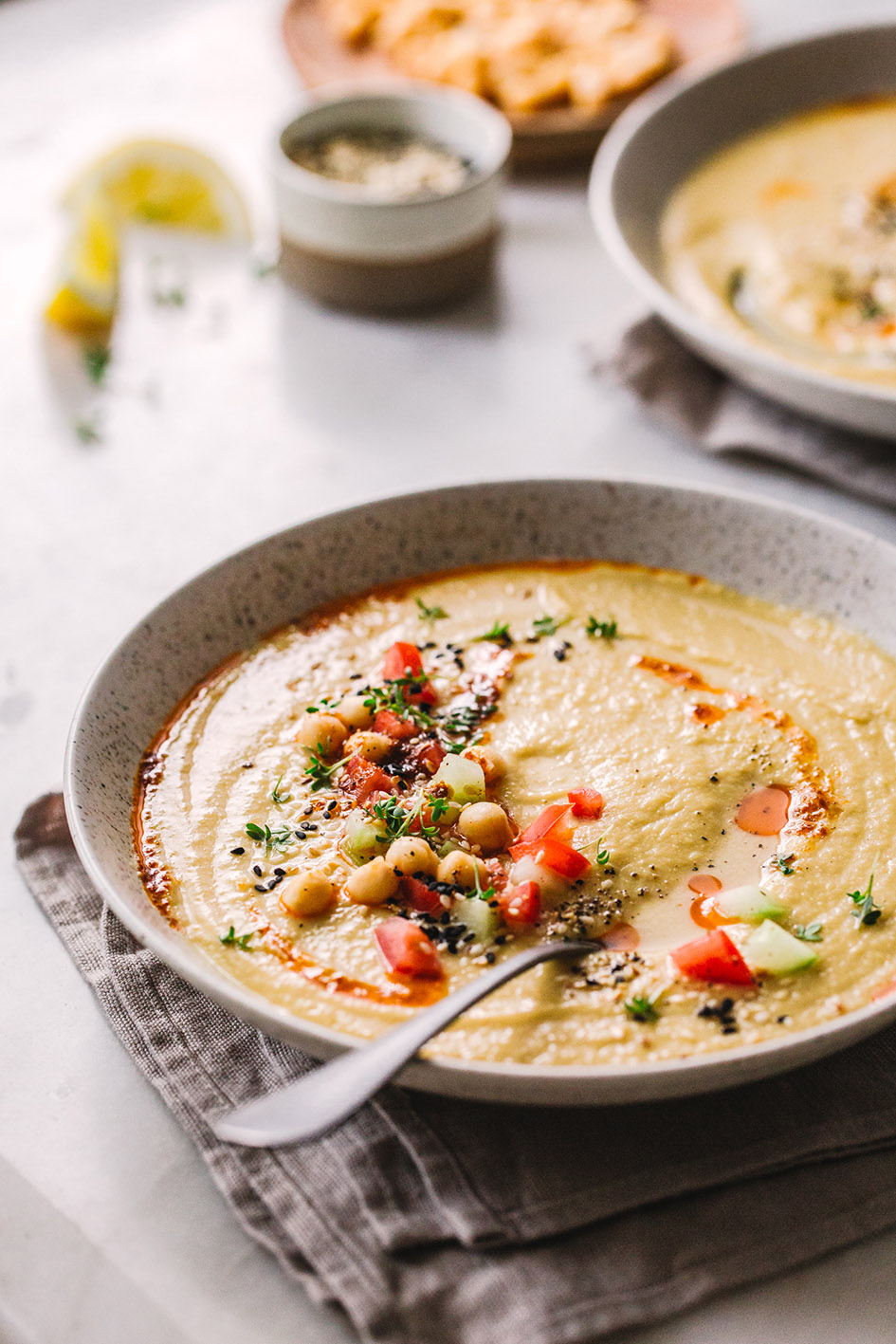 Cremige Hummus Suppe mit Gemüse