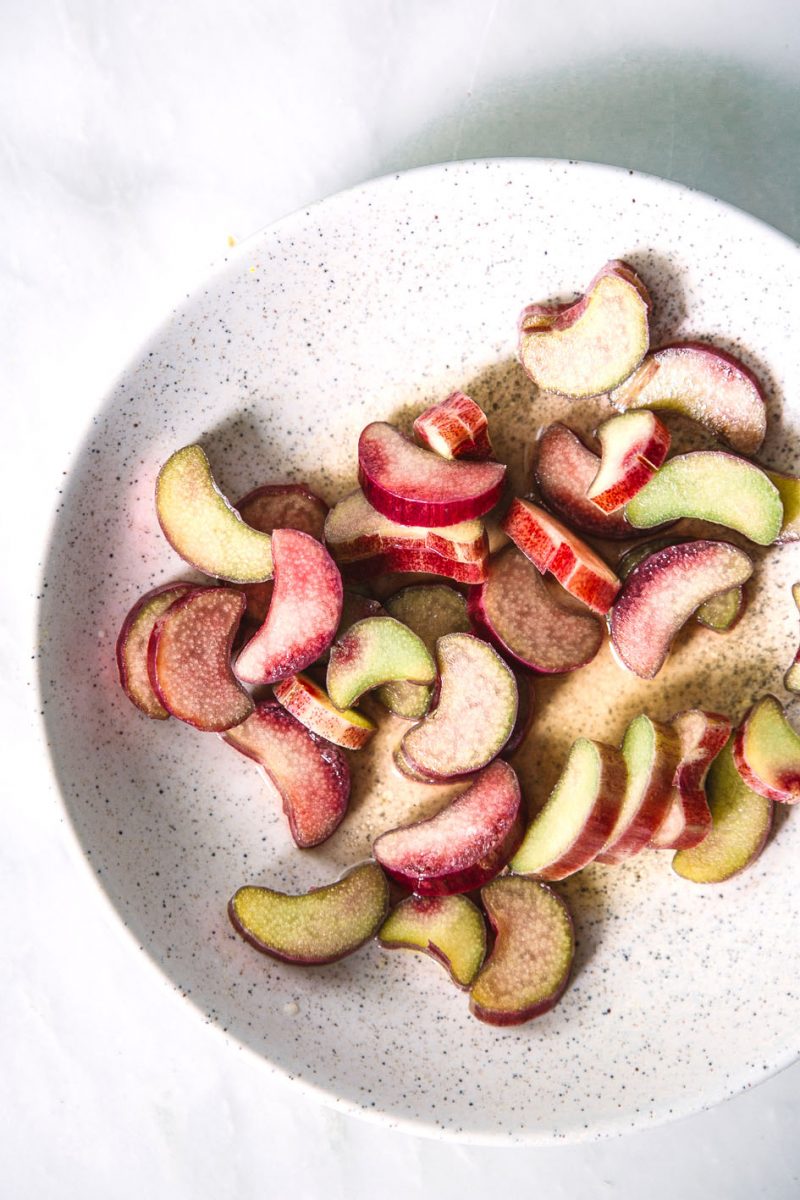 Spargelsalat mit Rhabarber und gebratenem Halloumi | Foodlovin&amp;#39;