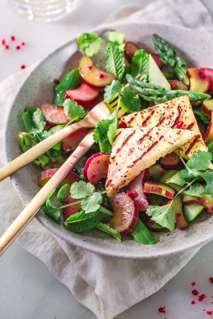 Spargelsalat mit Rhabarber und gebratenem Halloumi | Foodlovin&amp;#39;