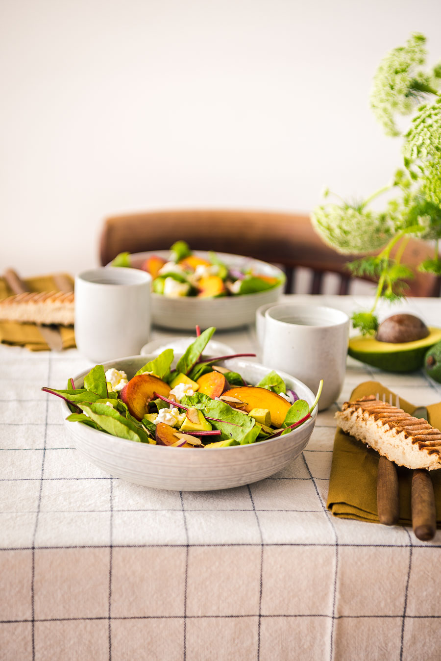 Sommerlicher Pfirsich-Avocado-Salat | Foodlovin&amp;#39;