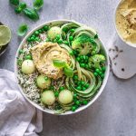 Frische Bowl mit Gemüse und Reis