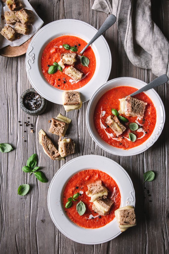Geröstete Tomatensuppe mit Grilled Cheese Croutons