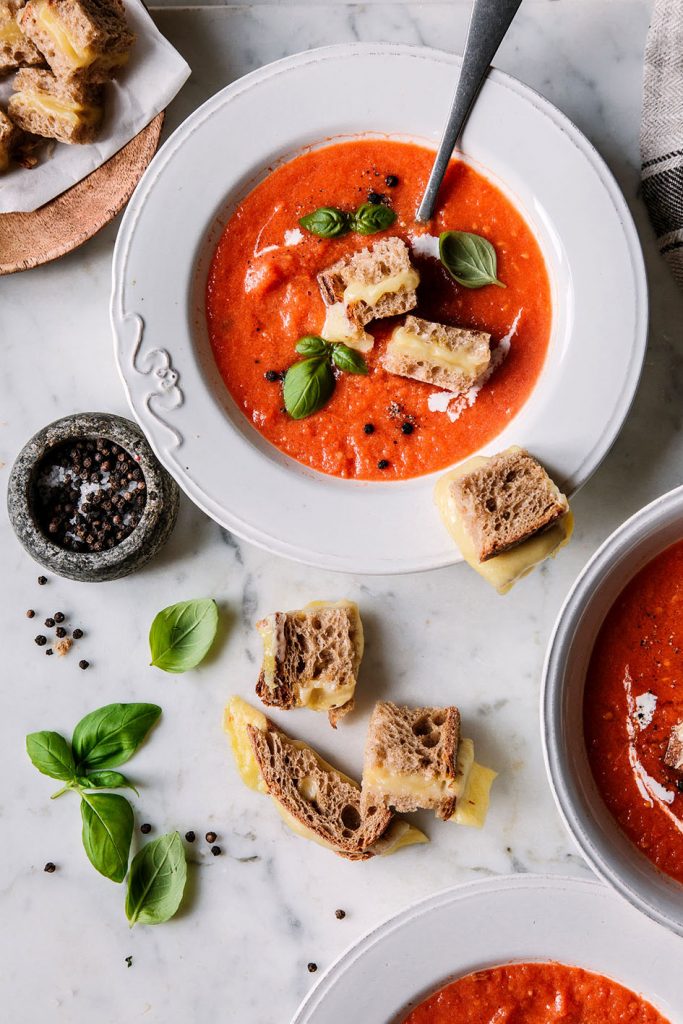 Geröstete Tomatensuppe mit Grilled Cheese Croutons