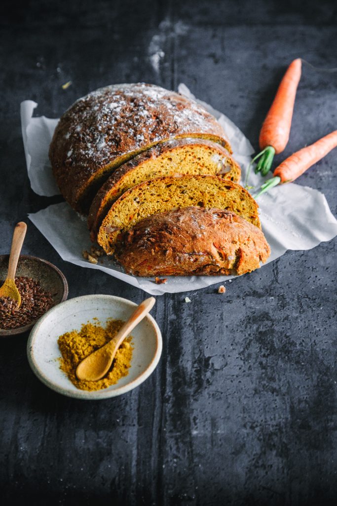 Knuspriges Curry-Möhrenbrot