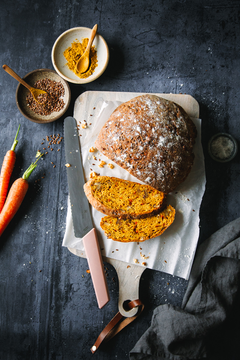 Curry-Möhrenbrot Angeschnittenes Curry-Möhrenbrot auf Backpapier