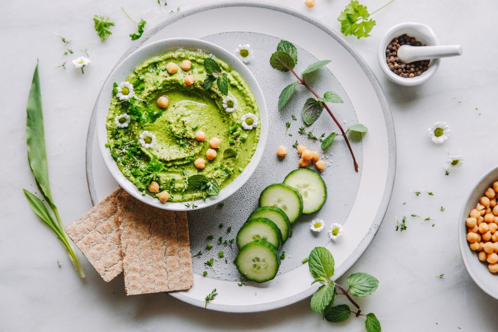 Hummus mit Frühlingskräutern