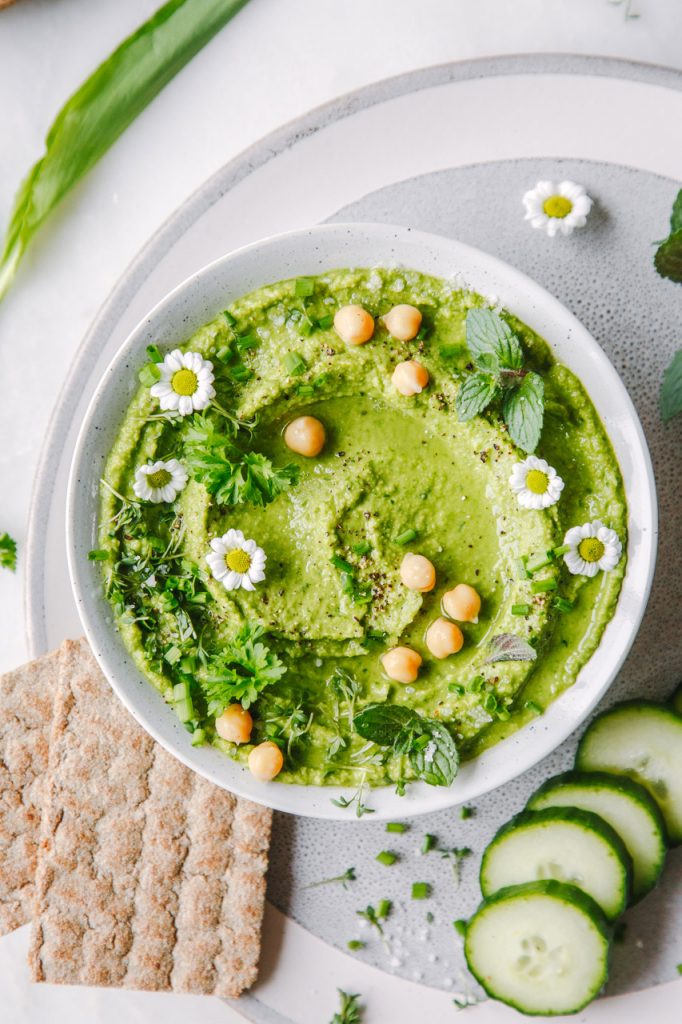 Kräuter-Hummus mit vielen Frühlingskräutern