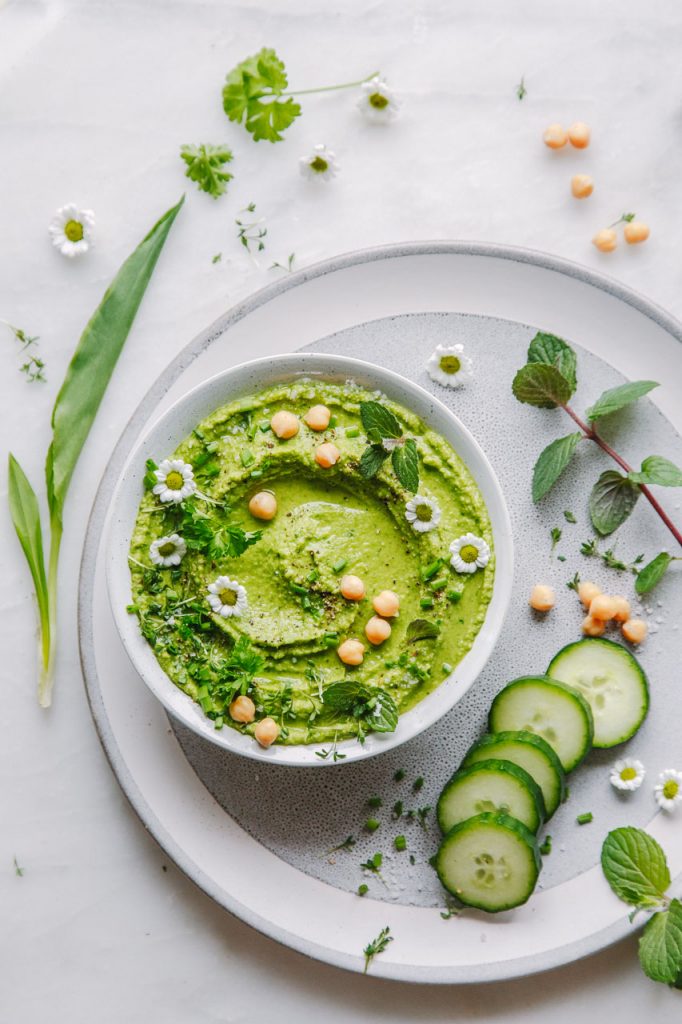 Frischer Kräuterhummus mit Frühlingskräutern