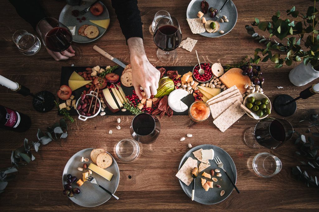 Käseplatte mit Wein