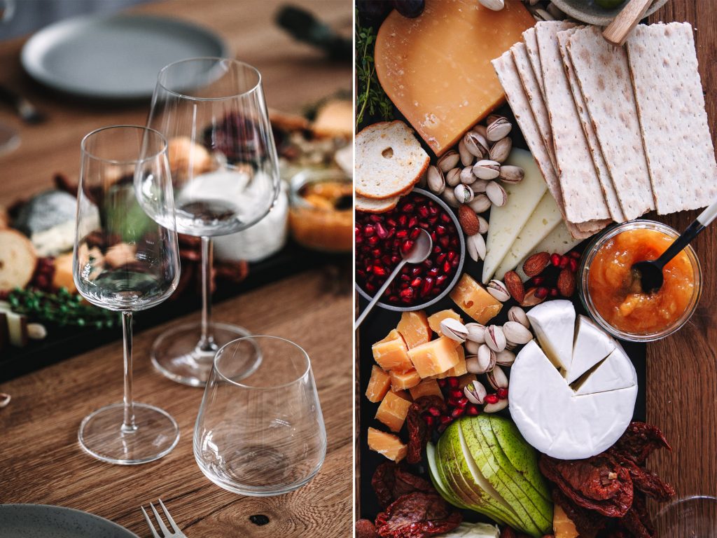 Käseplatte mit Wein