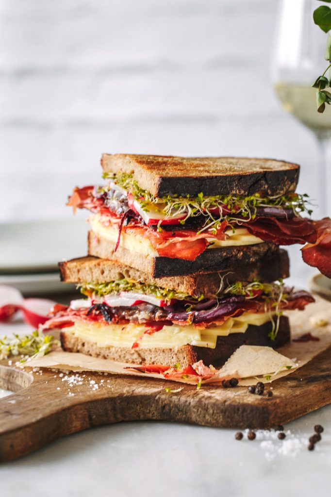 Sandwich mit Südtiroler Speck und Käse