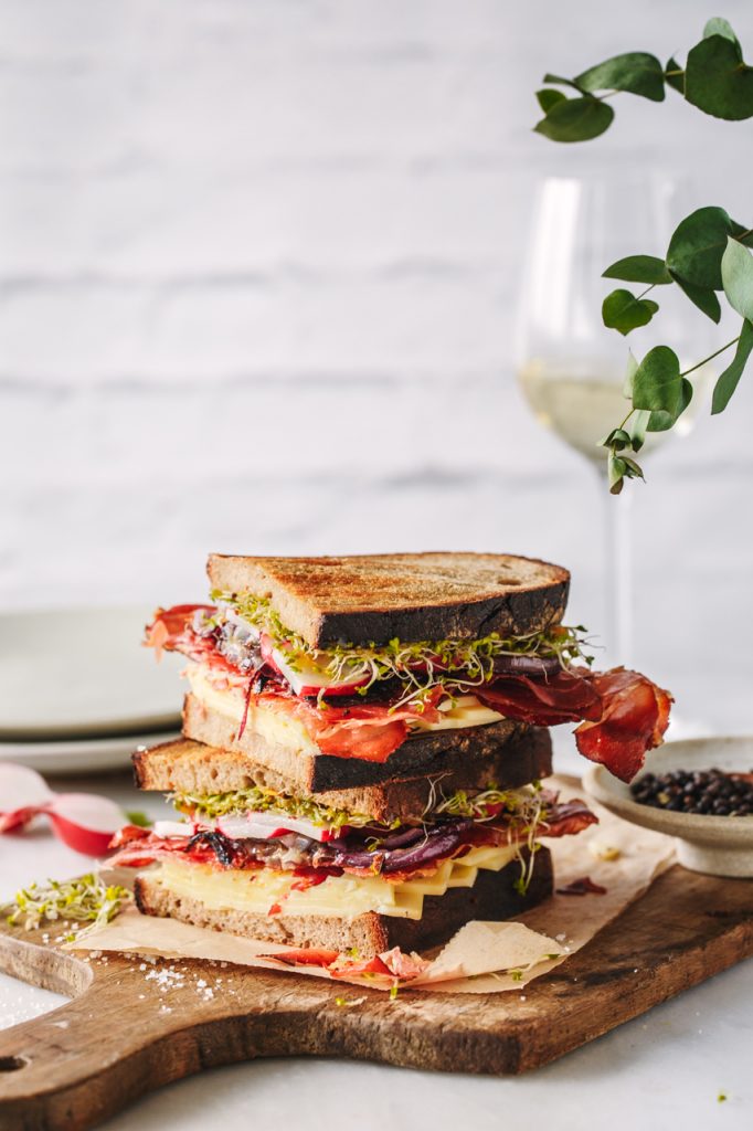 Südtiroler Käsesandwich mit Speck