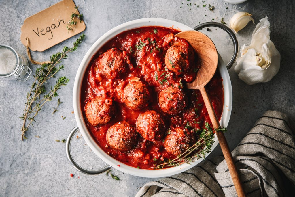 Vegane Tofubällchen in Tomatensauce