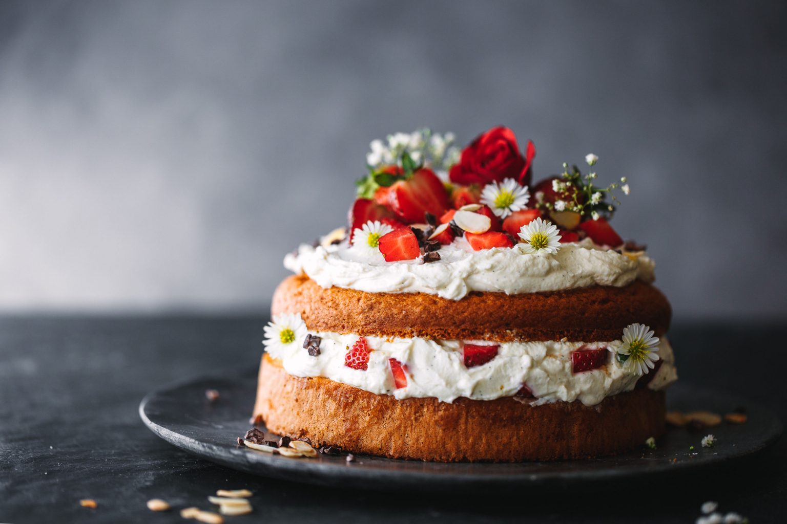 Geniale Erdbeertorte aus gesünderen Zutaten | Foodlovin&amp;#39;